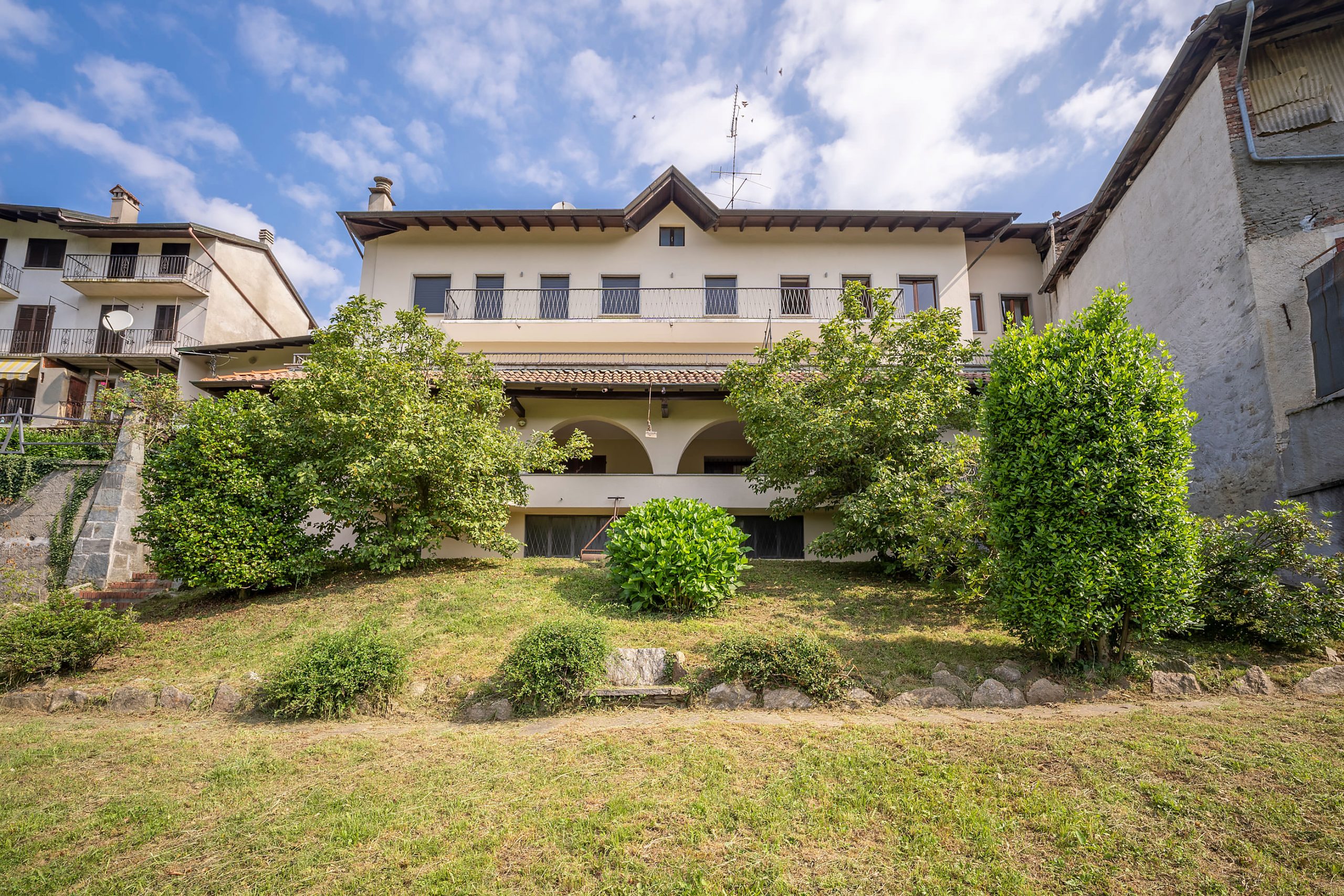 ARMENO Large house with garden