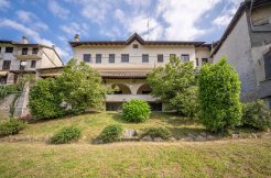 ARMENO Grande casa con giardino