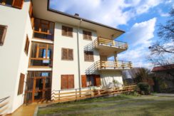 VACCIAGO Appartamento con due camere da letto e due garage