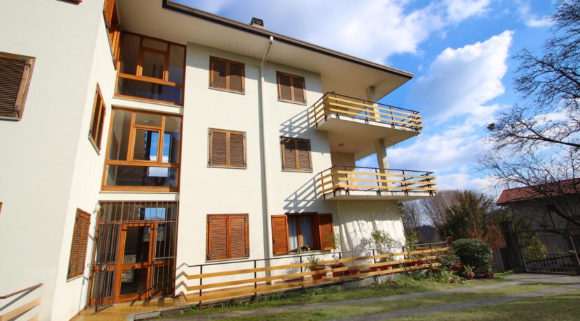 VACCIAGO Appartamento con due camere da letto e due garage
