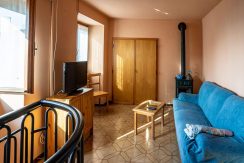 ortalloggi_miasino_carcegna_appartamento_ristrutturato_soggiorno4_2800x1800