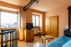 ortalloggi_miasino_carcegna_appartamento_ristrutturato_soggiorno_2800x1800