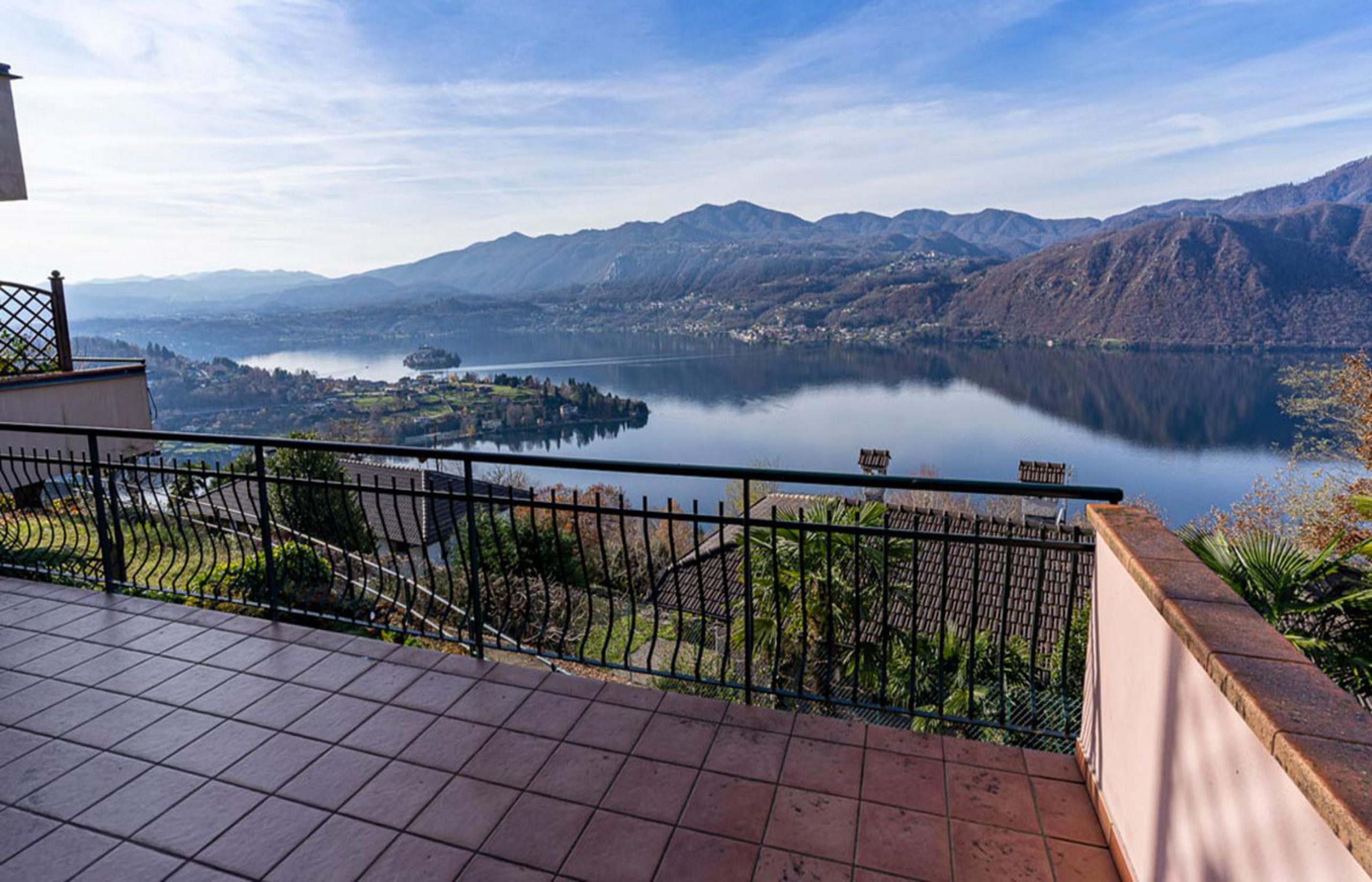 CARCEGNA Appartamento con la migliore vista lago e terrazza