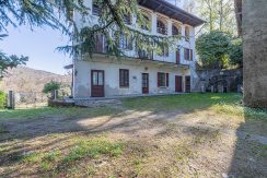 ARMENO Country home with plots of land