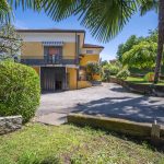 SAN MAURIZIO - House near the lake with parking and a garden