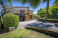 SAN MAURIZIO - House near the lake with parking and a garden
