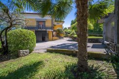 SAN MAURIZIO - Casa con giardino e posti auto vicina al lago