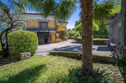 SAN MAURIZIO - Casa con giardino e posti auto vicina al lago