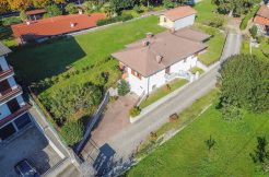 ARMENO Independent house with private garden and four covered parking spaces