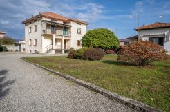 GOZZANO Independent house with private garden and covered parking