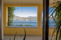 PELLA Villa moderna con ottima vista lago