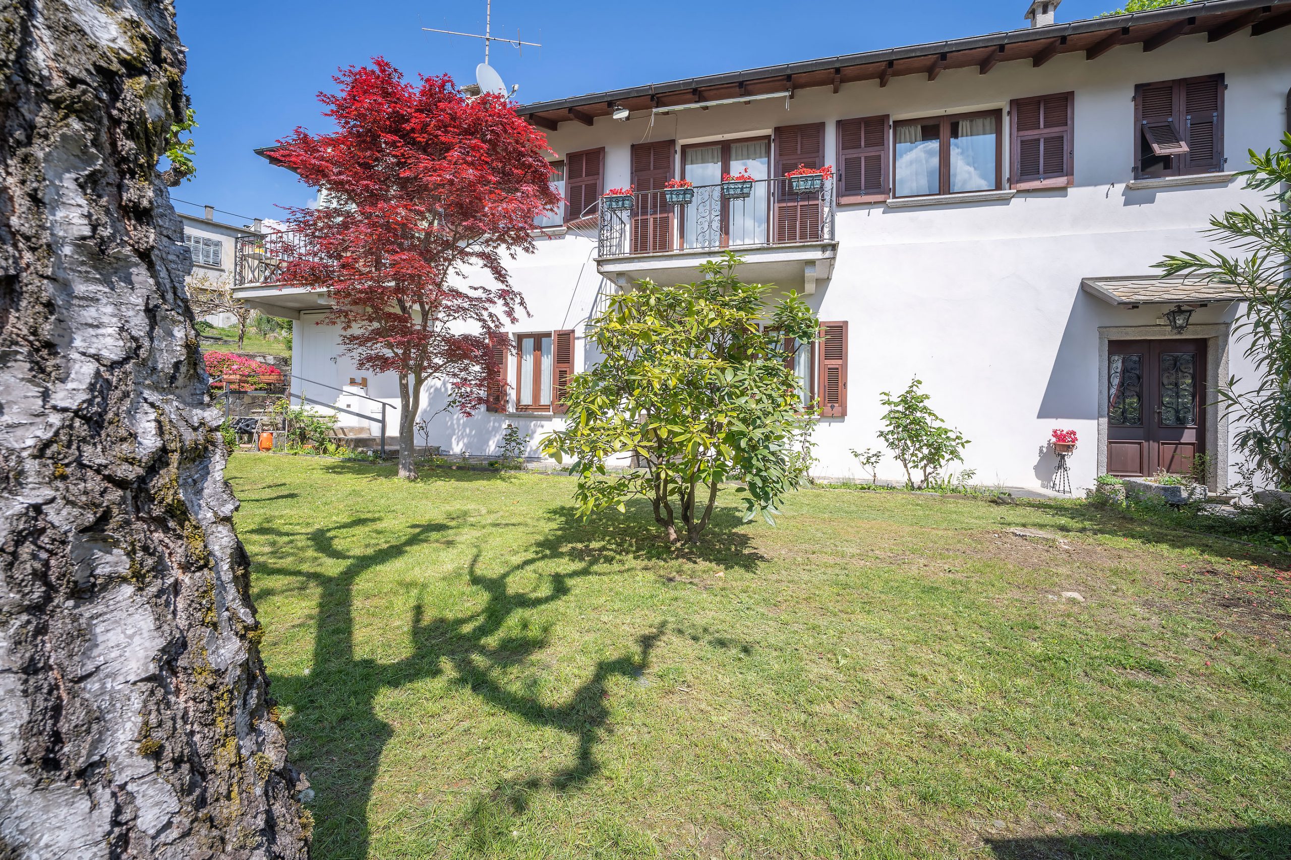 ORTA Detached house with garden and car access