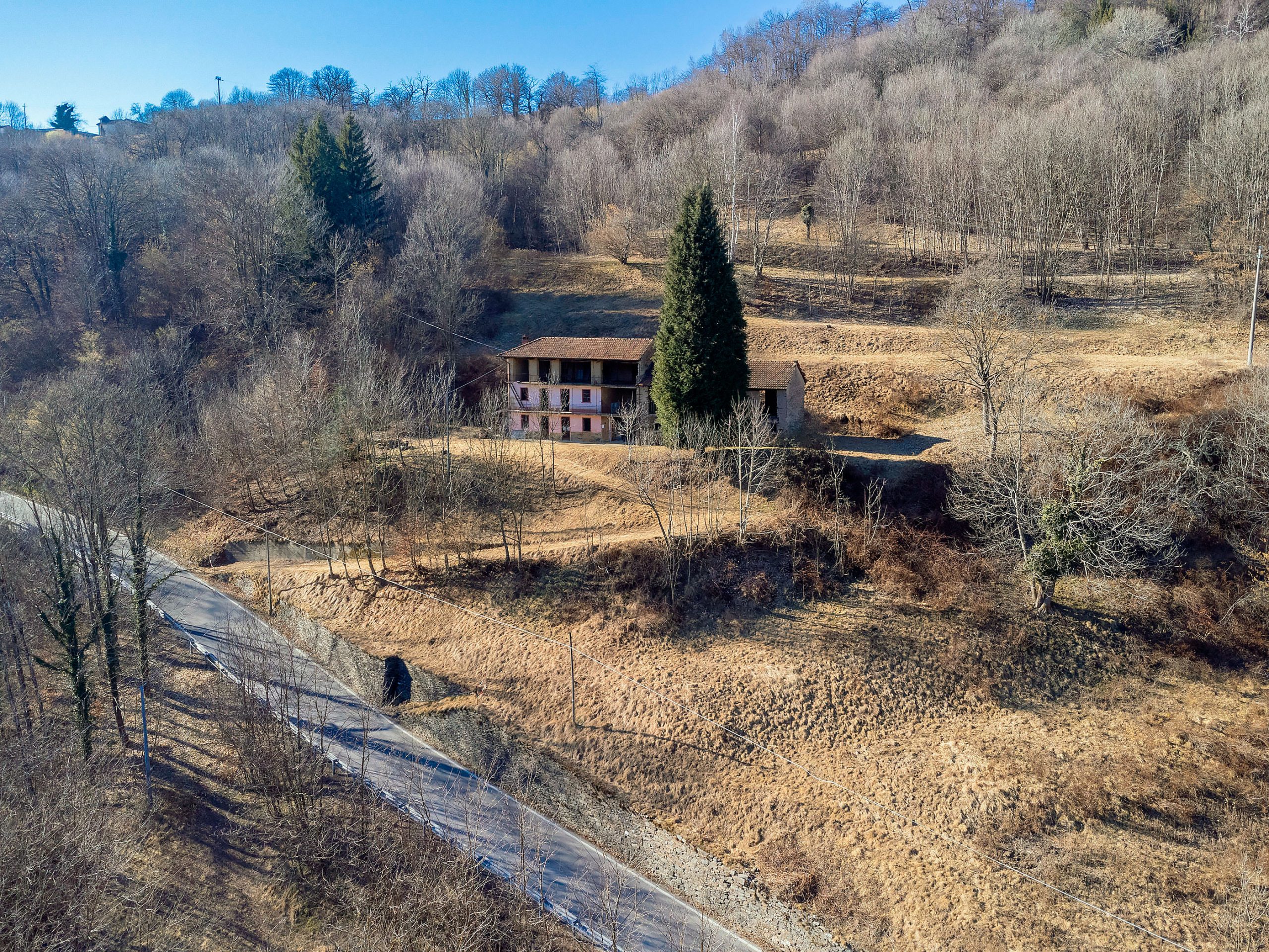 ARMENO Farmhouse with terrain that needs to be renovated