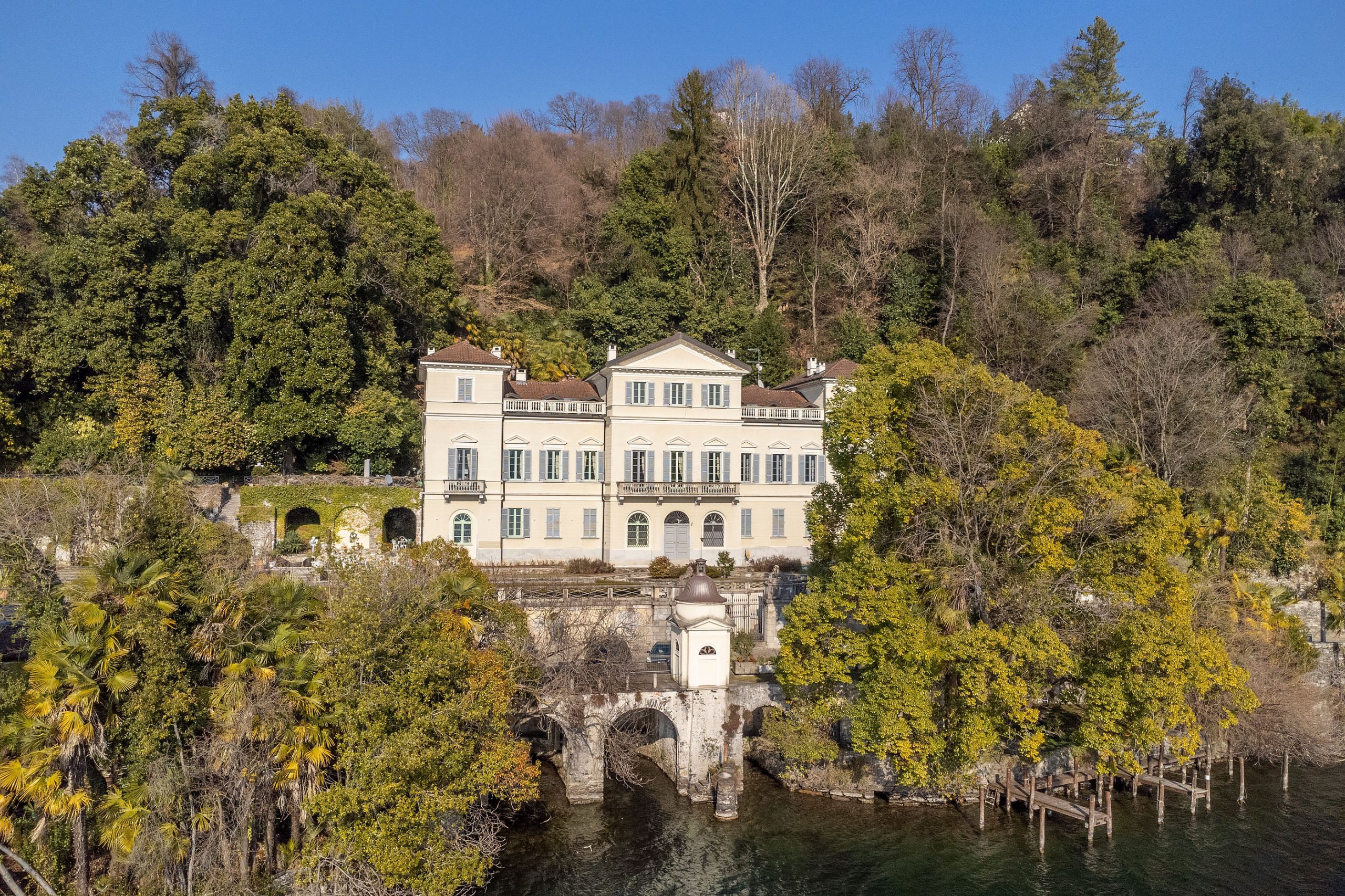 ORTA Appartamento su due piani con posti auto e giardino a bordo lago