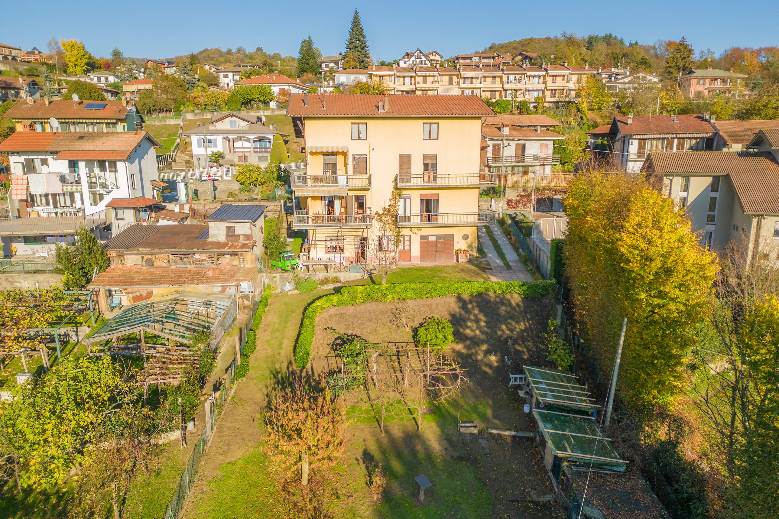 ARMENO Casa con tre appartamenti e giardino privato