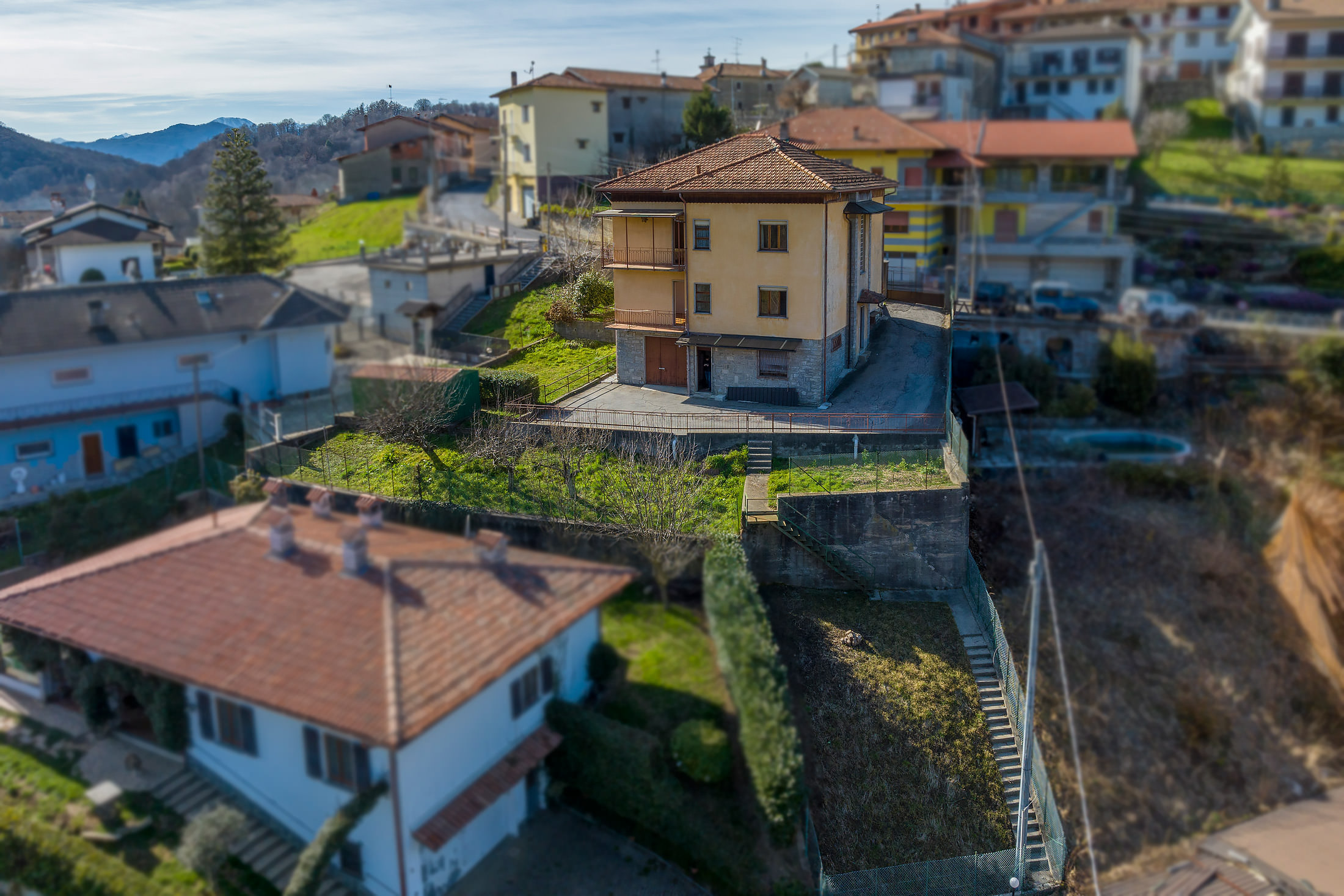 ARMENO Casa indipendente composta da due appartamenti