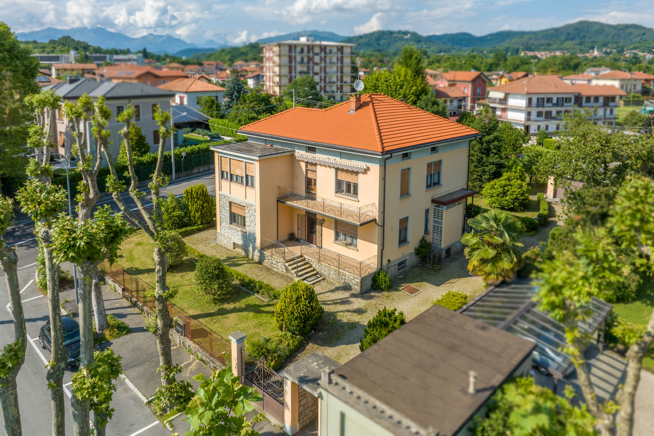 GOZZANO Villa in the centre with park