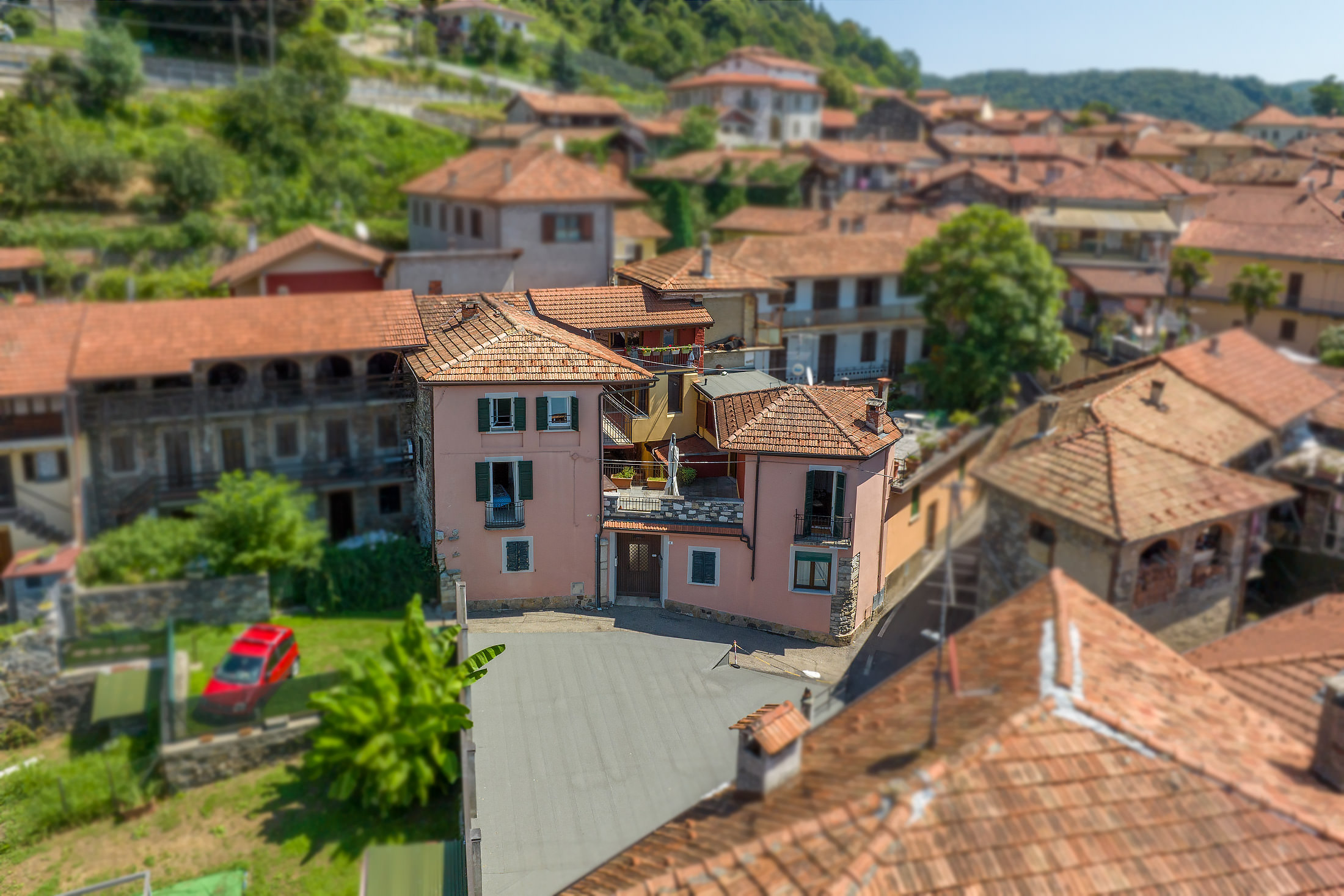 ARMENO Casa di corte con giardino privato e autorimessa