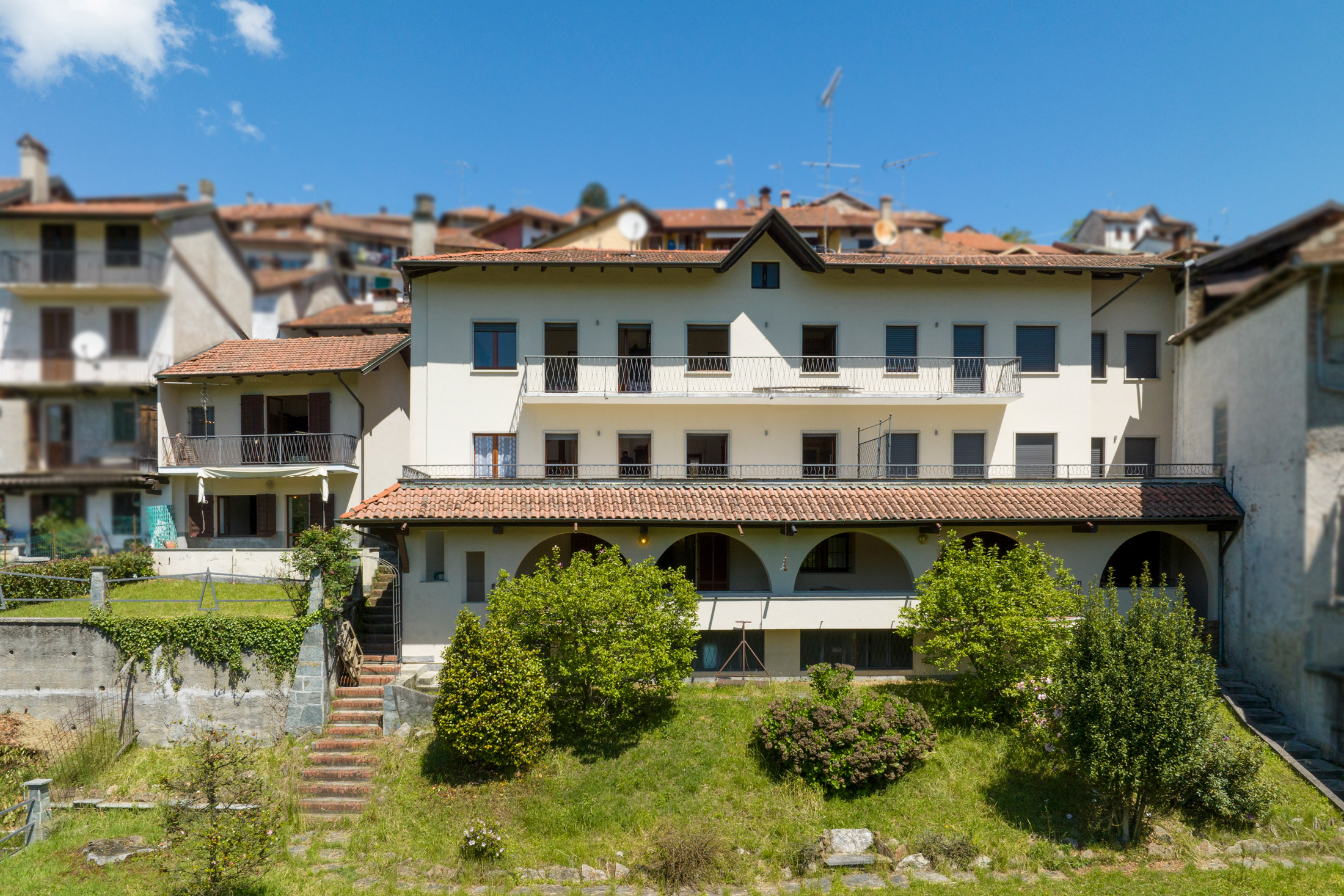 ARMENO casa indipendente con giardino privato