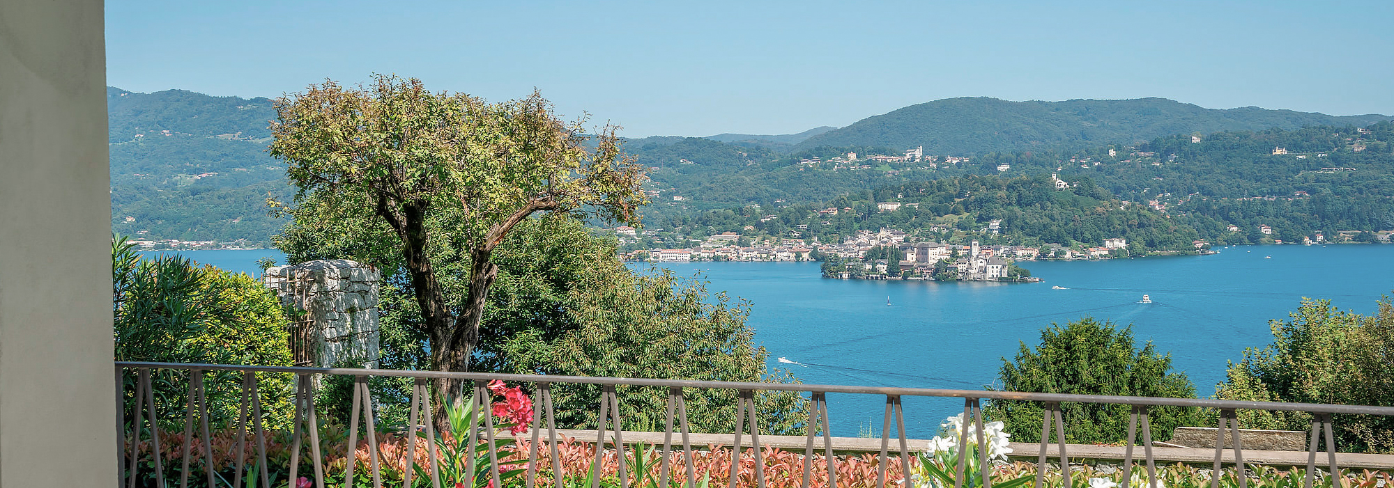 PELLA Apartment with island view terrace