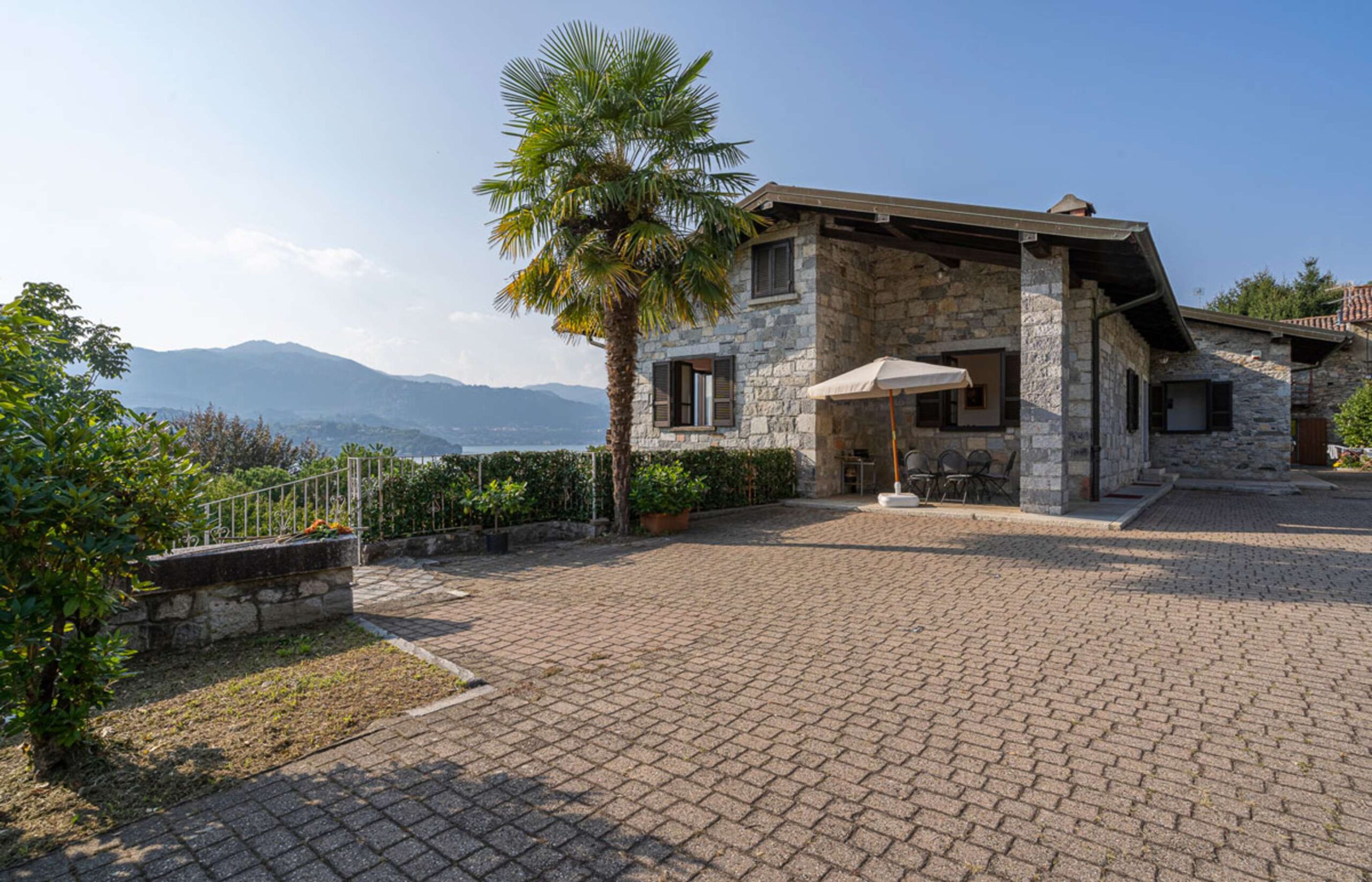  ORTA Detached villa with lake view and private beach