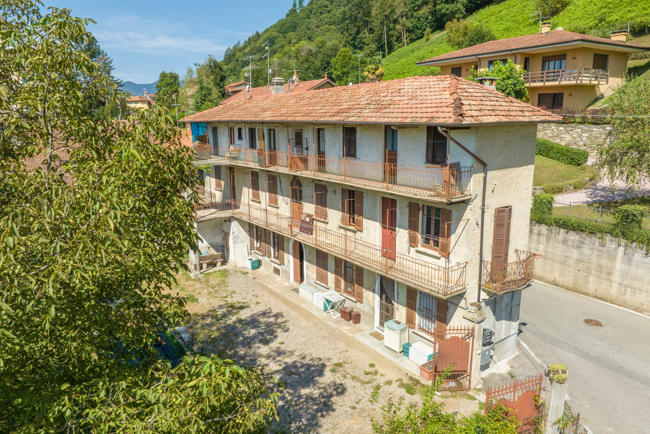 ARMENO Casa indipendente con ampio giardino