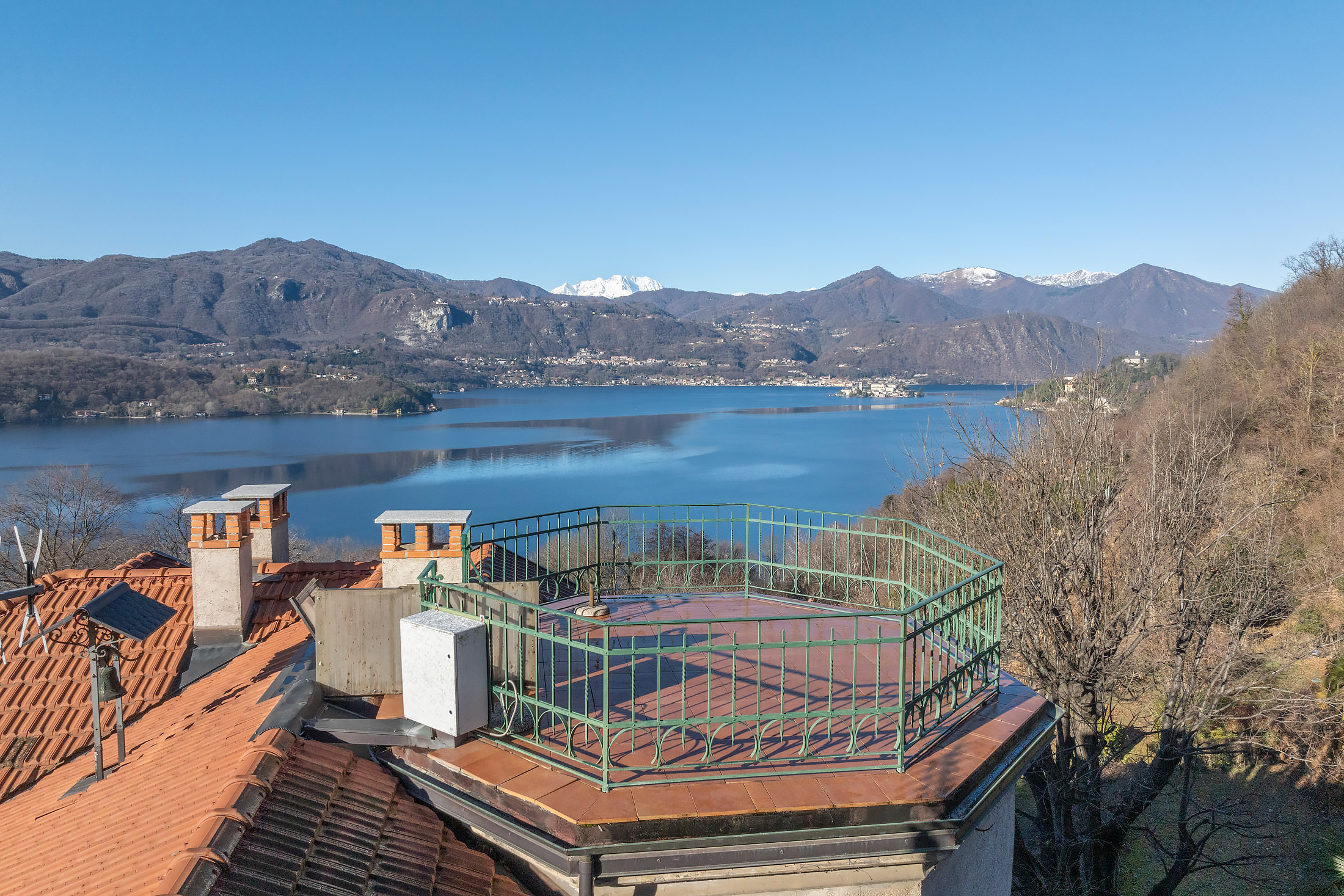 ORTA Lake-view attic with terrace and parking space in villa with garden