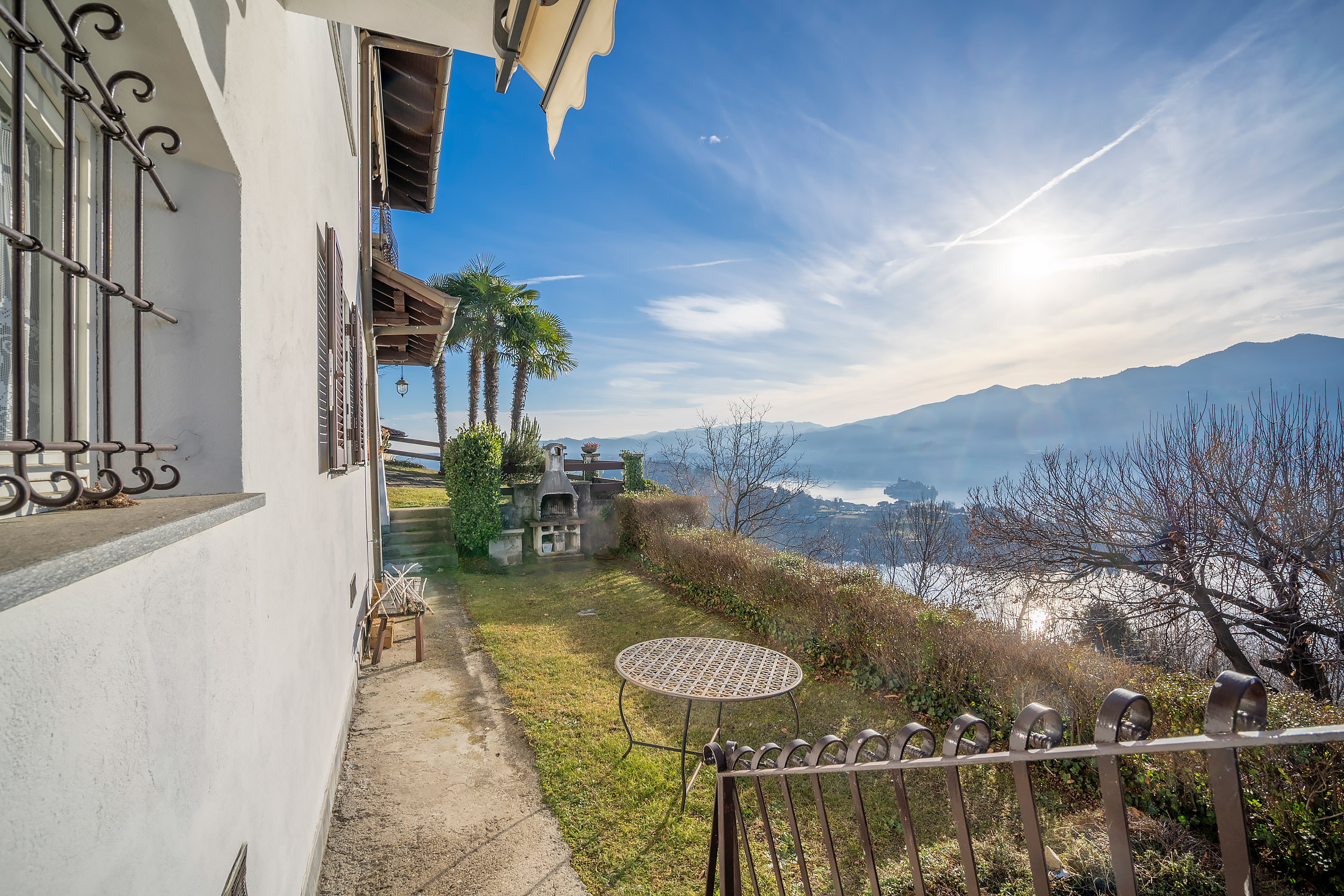 MIASINO Detached villa with garden and breathtaking view over Lake Orta
