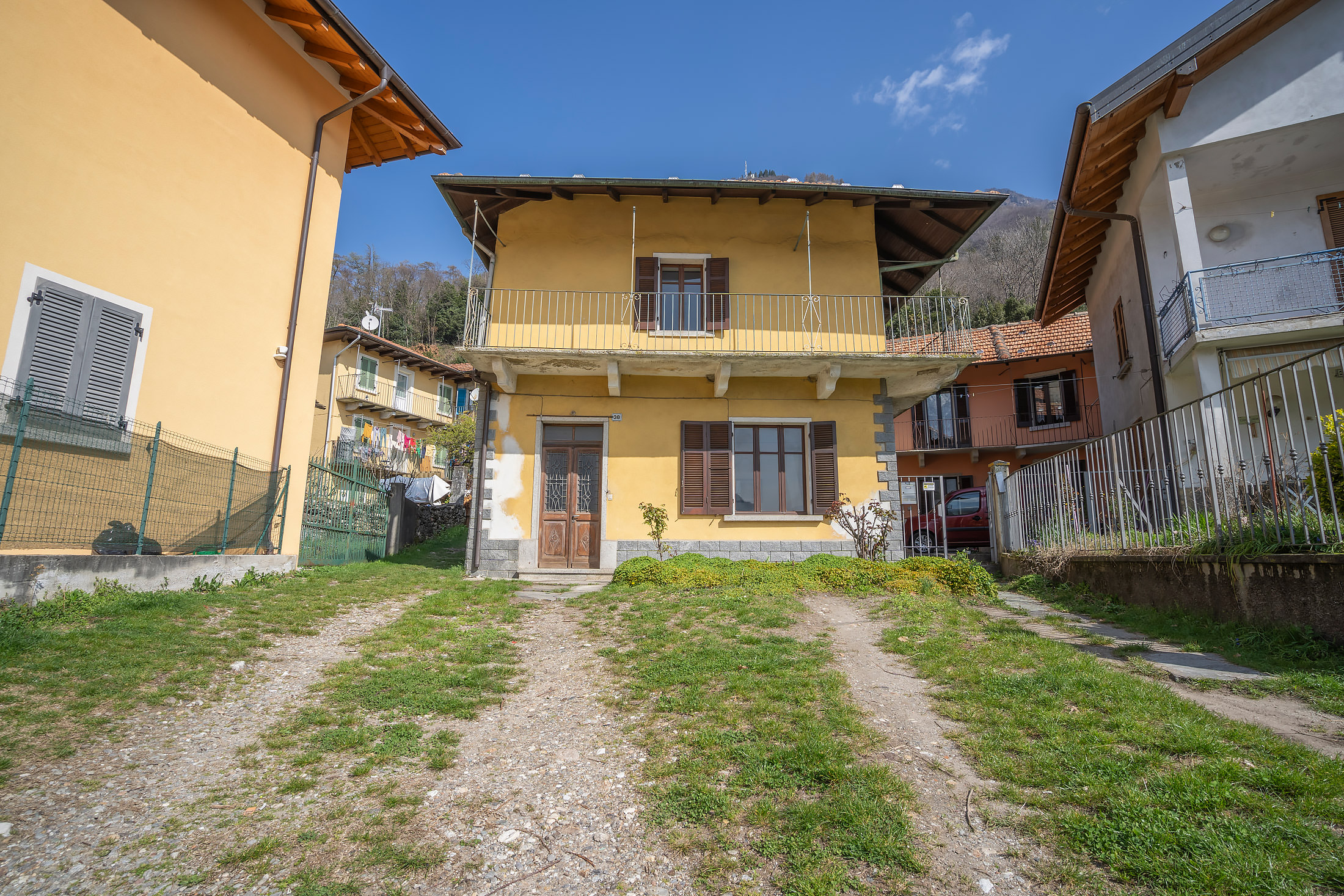 MERGOZZO Two-storey detached house with private courtyard