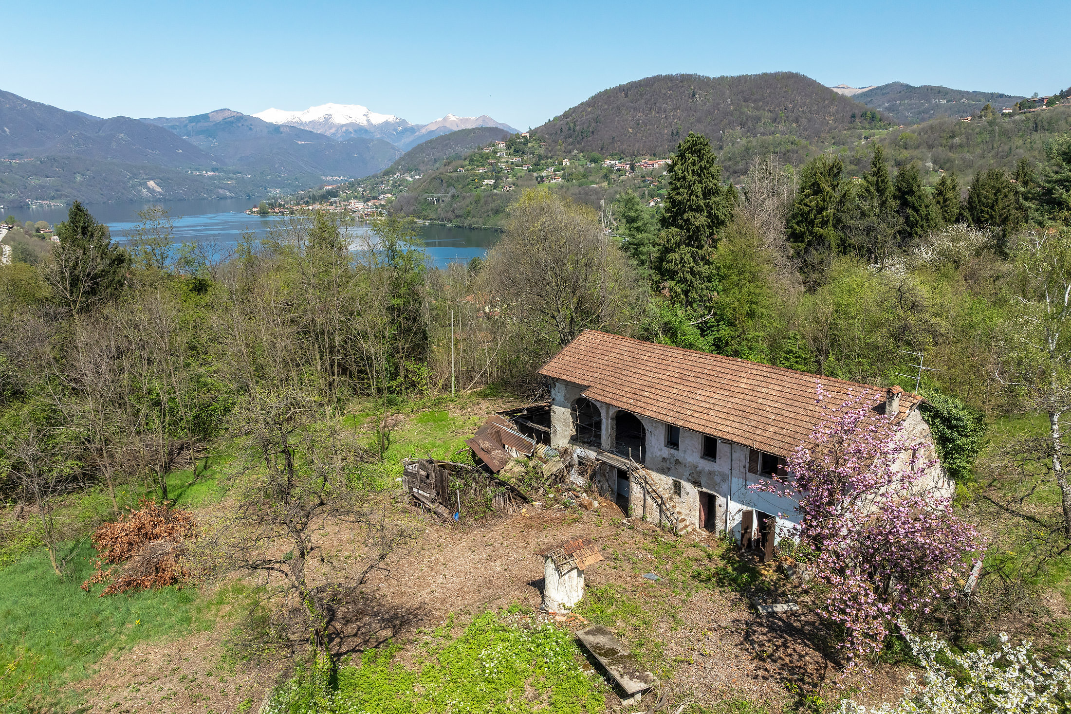 ORTA Antico casale in pietra da ristrutturare con vista lago e parco secolare