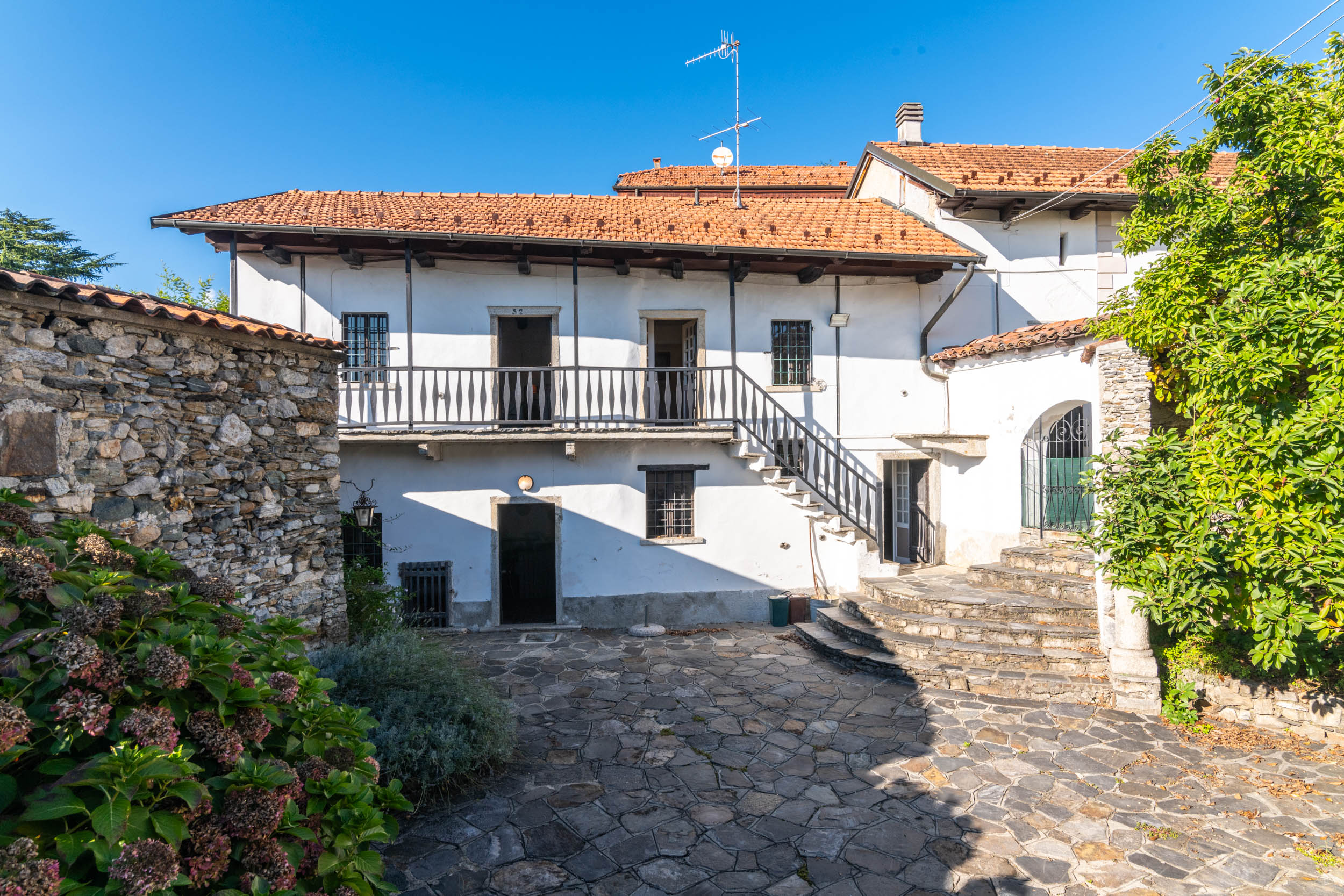 AMENO casa indipendente con corte piastrellata