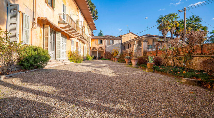ortalloggi_casa_villa_invorio13 cortile 2