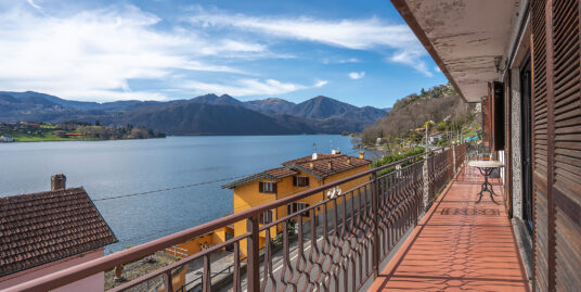 MIASINO Appartamento vista lago con balcone in loc. Tortirogno