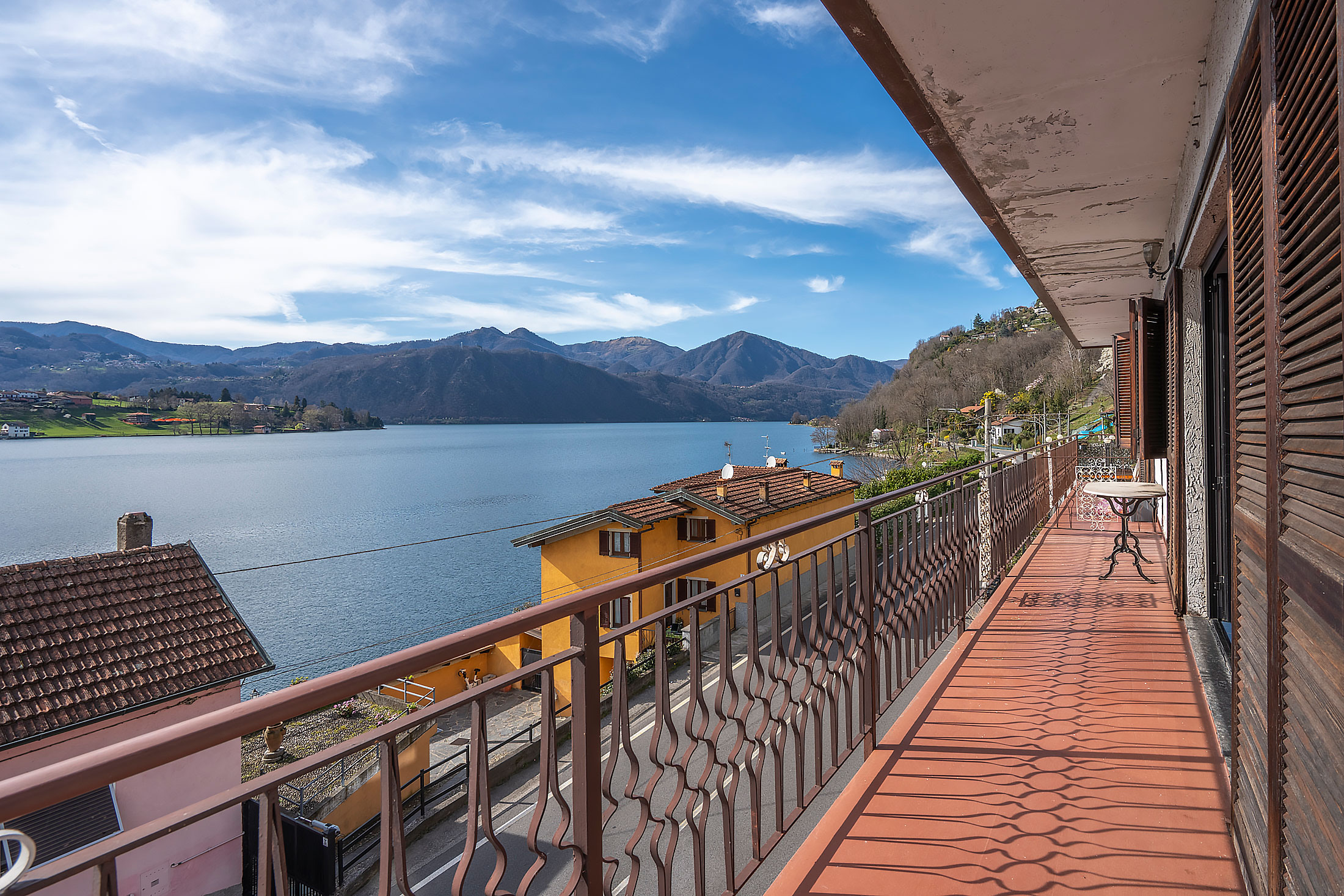 MIASINO Apartment with lake view and balcony in the hamlet of Tortirogno