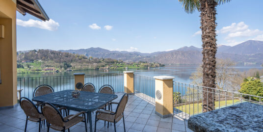 MIASINO Appartamento con due camere e terrazza vista lago