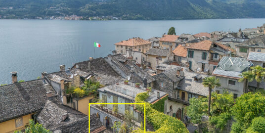 ORTA SAN GIULIO Ampio monolocale con terrazzo coperto