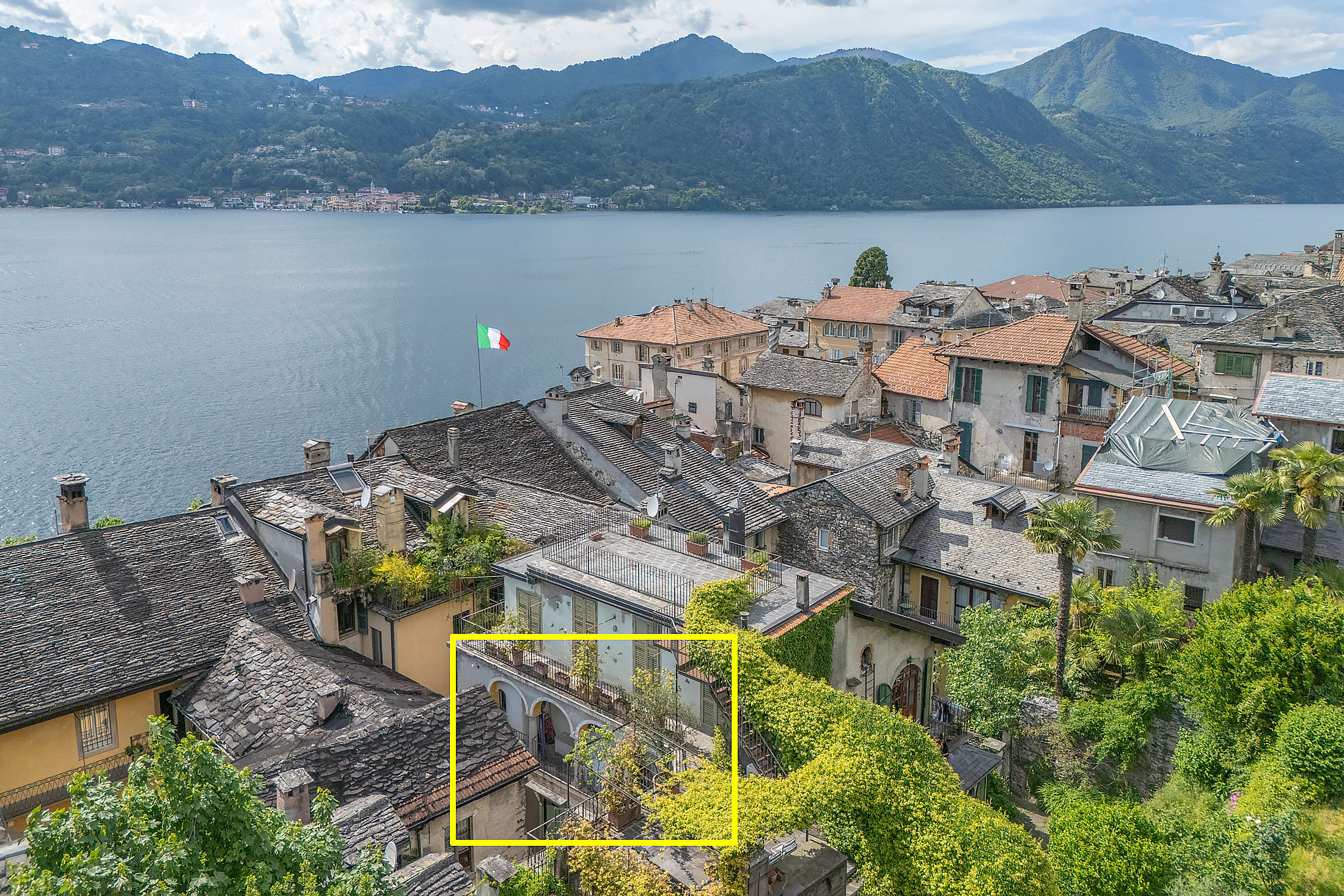 ORTA SAN GIULIO Ampio monolocale con terrazzo coperto