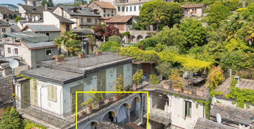 ORTA SAN GIULIO Ampio monolocale con terrazzo coperto