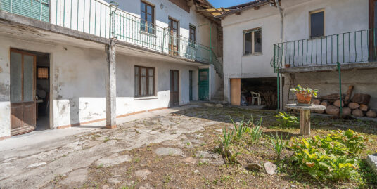 MIASINO Nel Cuore di Pisogno, Casa di Corte Trifamiliare