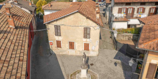 MIASINO Rustico da ristrutturare nella piazza di Pisogno