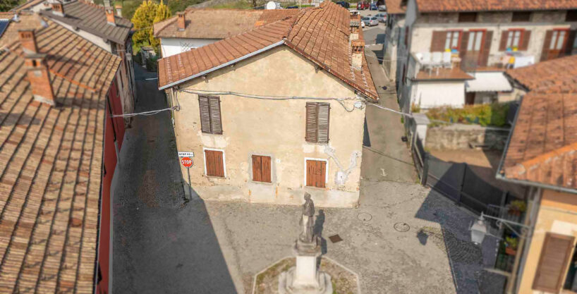 MIASINO Rustico da ristrutturare nella piazza di Pisogno