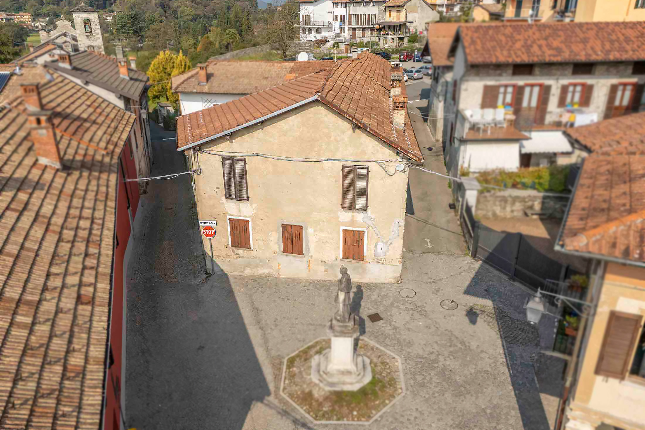 MIASINO Rustico da ristrutturare nella piazza di Pisogno