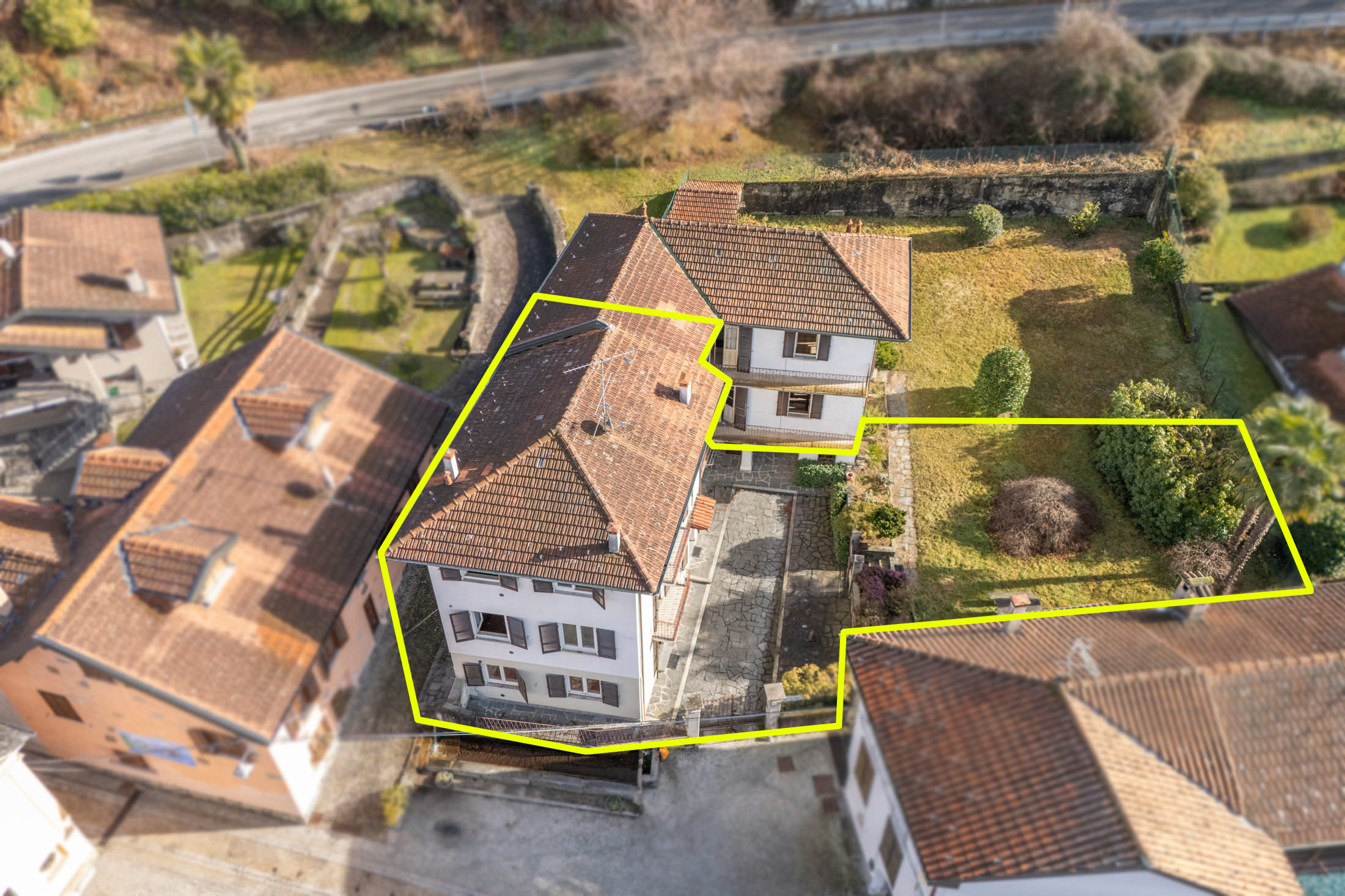 ORTA Terratetto con tre appartamenti, corte e giardino