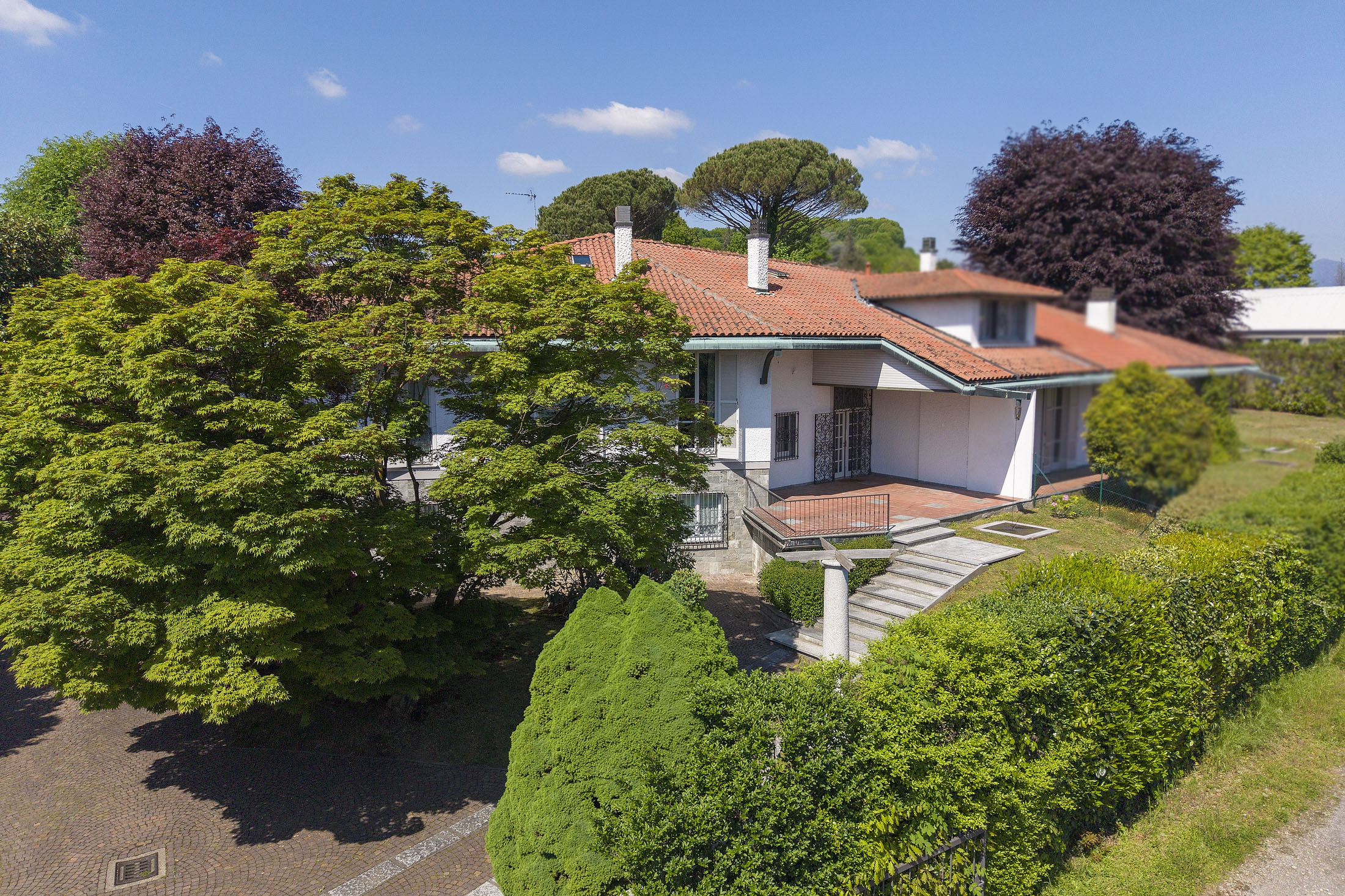 GOZZANO Villino semi-indipendente con corte e giardino privato