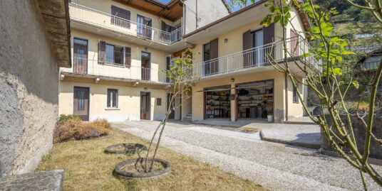 ARMENO Grande casa con tre appartamenti e corte privata