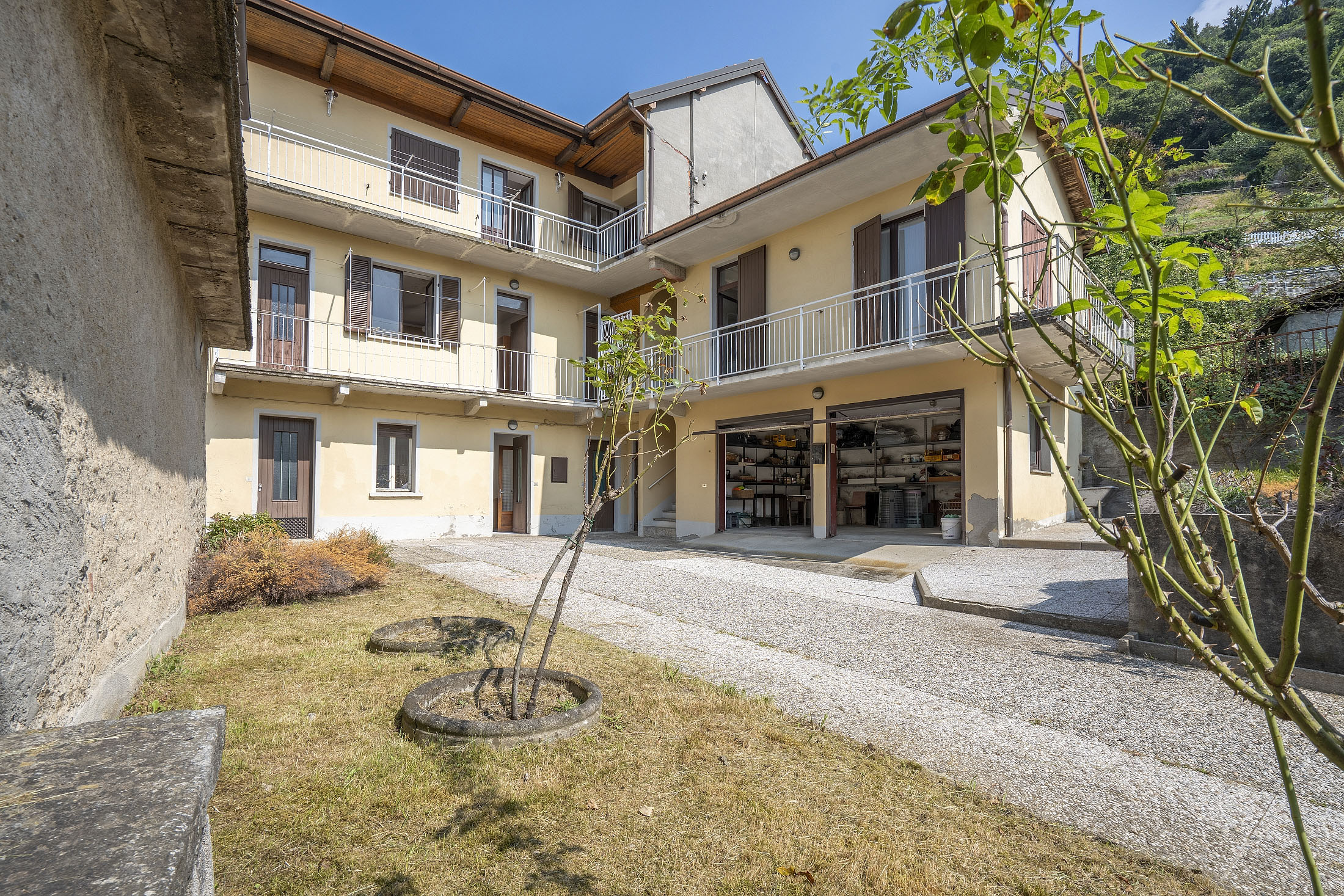 ARMENO Grande casa con tre appartamenti e corte privata