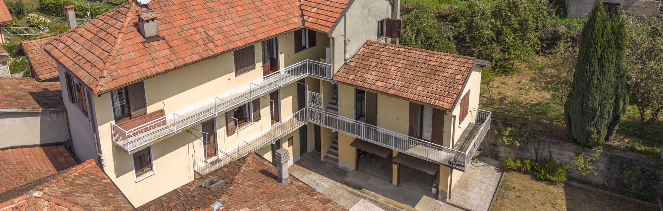 ARMENO Grande casa con tre appartamenti e corte privata