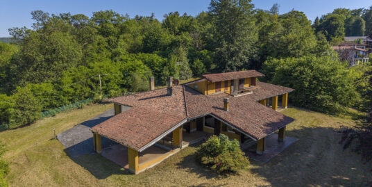 MIASINO Villa immersa nel verde con Piscina e Terreno edificabile