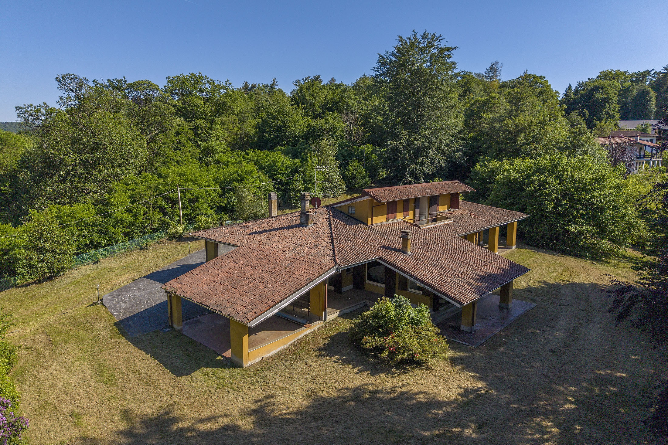 MIASINO Villa immersa nel verde con Piscina e Terreno edificabile