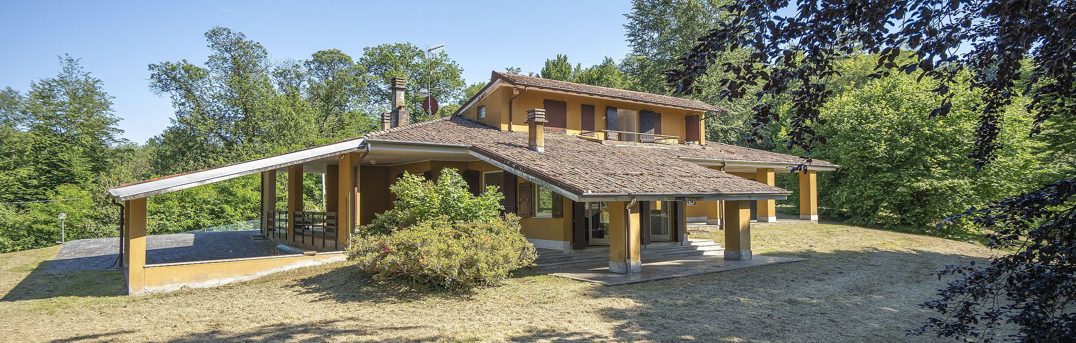 MIASINO Villa immersa nel verde con Piscina e Terreno edificabile